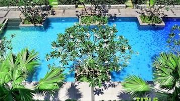 2 piscinas externas, funciona das 8h às 20h, guarda-sóis