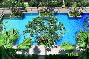 2 piscinas al aire libre (de 08:00 a 20:00), sombrillas, tumbonas