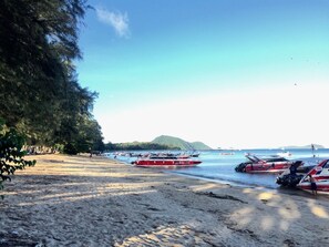 Ubicación a pie de playa y arena blanca