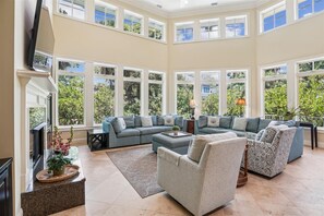 Televisión, reproductor de DVD y bocina smart 