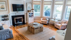 Una sala de estar con chimenea, televisión y asientos cómodos.