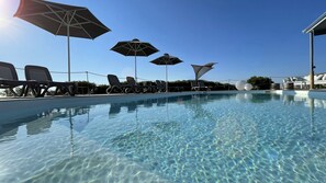 Udendørs pool, åben fra kl. 10.00 til kl. 20.00, parasoller, liggestole