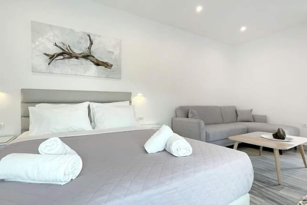 2 bedrooms, hypo-allergenic bedding, in-room safe