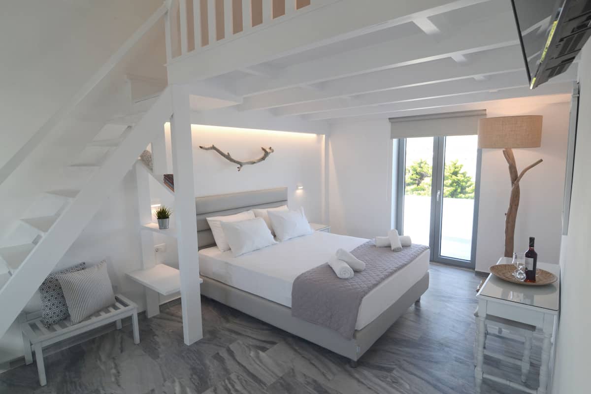 Signature Suite, 2 Bedrooms, Sea View | 2 bedrooms, hypo-allergenic bedding, in-room safe
