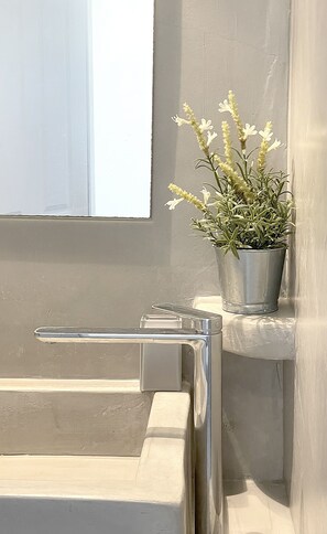 Bruser, gratis toiletartikler, hårtørrer, hjemmesko