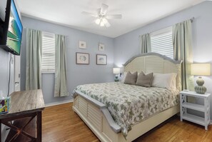 A bedroom with a bed, a ceiling fan, a TV, and a desk. - 2Bed2Bath, sleeps 6. Pet friendly. Pool. Hot tub. walking distance to the beach. (Corpus Christi)