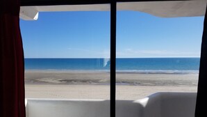 Ein Zimmer mit Blick auf einen Strand.