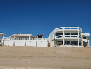 Exterior - Oceanfront 10 bdrm 5 kitchen. Rent 6 bdrm Main House @ base price or add casitas (Puerto Peñasco)