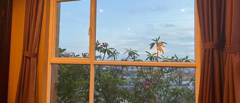 Premium Double Room (Marvelous Room) | Minibar, bàn, màn/rèm cản sáng, phòng cách âm