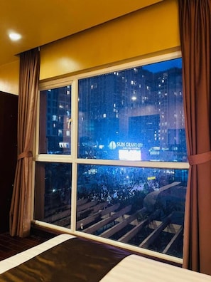 Premium Double Room (Marvelous Room) | Minibar, bàn, màn/rèm cản sáng, phòng cách âm