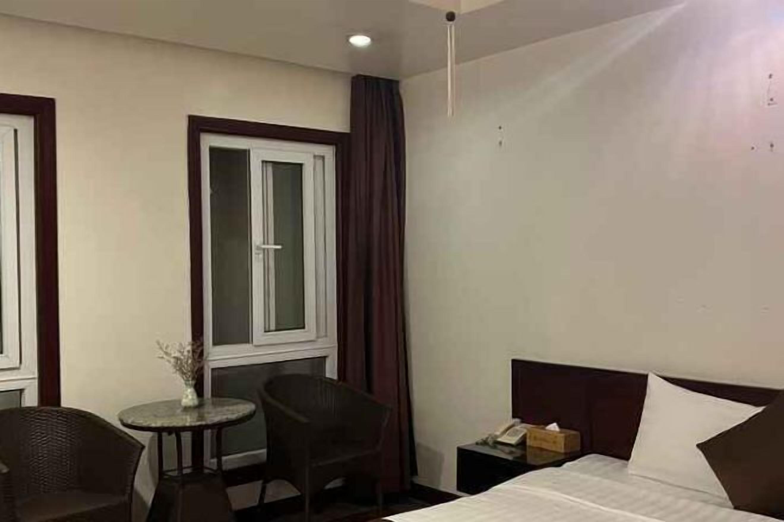 Minibar, escritorio, cortinas opacas y sistema de insonorización