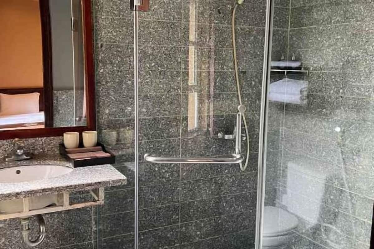 Badezimmer | Kostenlose Toilettenartikel, Haartrockner, Hausschuhe, Bidet