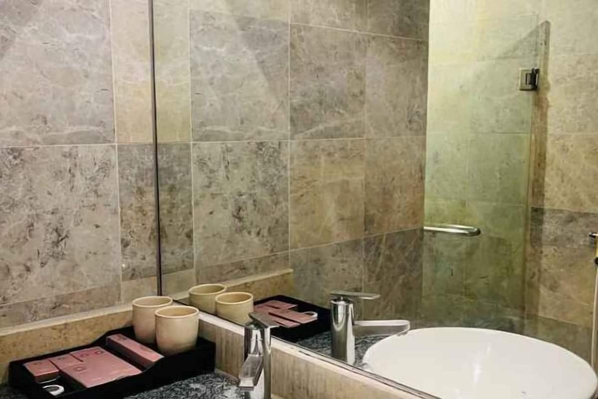 Badezimmer | Kostenlose Toilettenartikel, Haartrockner, Hausschuhe, Bidet