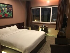 Minibar, desk, blackout curtains, soundproofing - Ha Noi Le Grand Hotel (Hanoi)