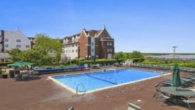 Historic courtyard in Montauk, 2 bedrooms, duplex, sunset views