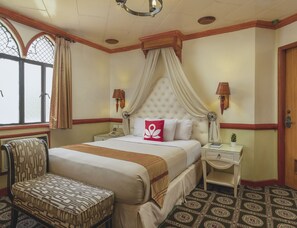 Chambre Double Deluxe, 1 grand lit | Coffres-forts dans les chambres, bureau, lits pliants/supplémentaires