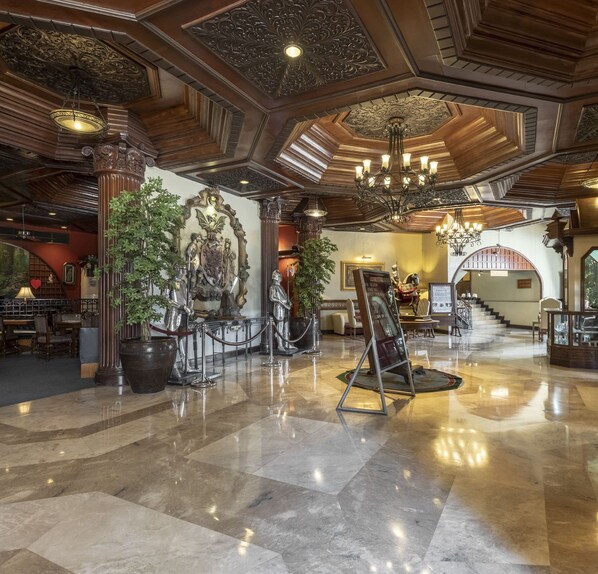 Lobby sitting area - ZEN Rooms Camelot Hotel QC (Quezon City)