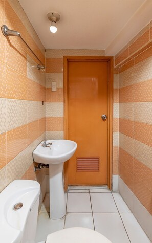 Habitación estándar doble | Baño | Ducha, artículos de higiene personal gratuitos y toallas