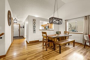 Dining - Large 6 Bdrm Family Home near Park & YMCA Rec Center (Colorado Springs)