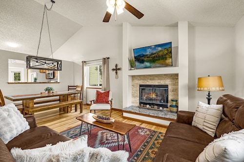 Large 6 Bdrm Family Home near Park & YMCA Rec Center