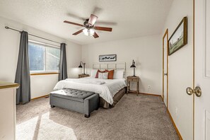 6 makuuhuonetta, työpöytä, silitysrauta/-lauta, vauvan matkasänky