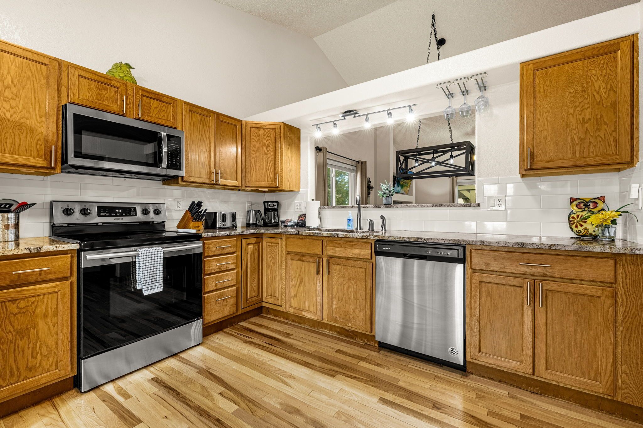 Geladeira, micro-ondas, fogão, cooktop