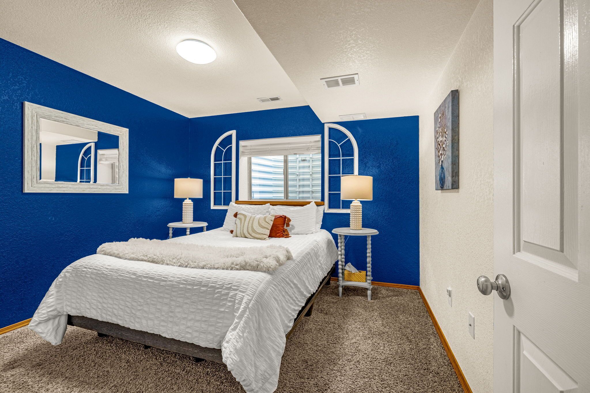 6 間睡房、書桌、熨斗/熨衫板、可攜式嬰兒床