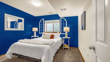 6 quartos, escrivaninha, ferros/tábuas de passar roupa, berço de viagem