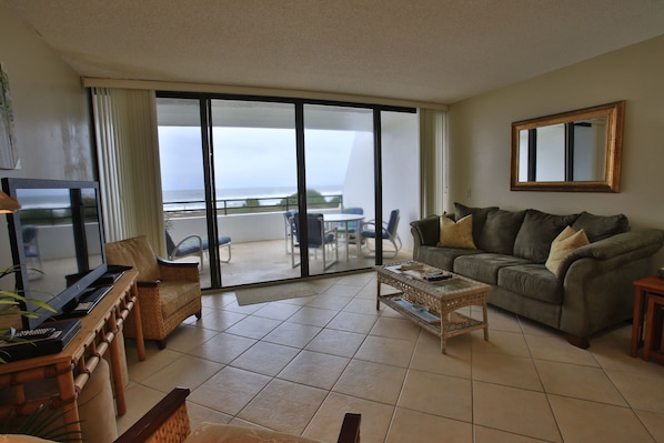 Smart TV, DVD player, books - Ocean View Townhouse (Flagler Beach)