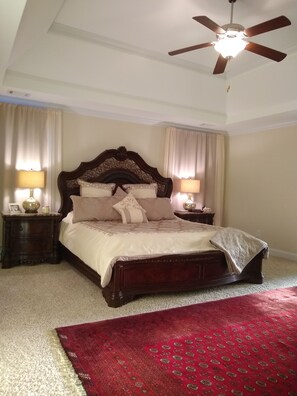 5 bedrooms, iron/ironing board, WiFi, bed sheets - MASTERS Rental in a designer home (Evans)