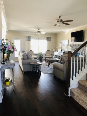 TV, fireplace, stereo - MASTERS Rental in a designer home (Evans)