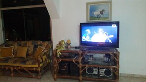 Una televisión, un reproductor estéreo
