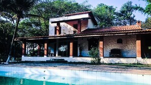 A two-story house with a swimming pool in front. - Rancho - Mini stud farm with swimming pool and barbecue! (Sao pedro)