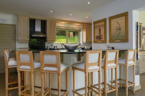 Villa Deluxe, 4 chambres, non-fumeurs | Cuisine privée | Grand réfrigérateur, micro-ondes, four, plaque de cuisson