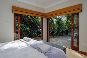 5 chambres, coffres-forts dans les chambres, bureau