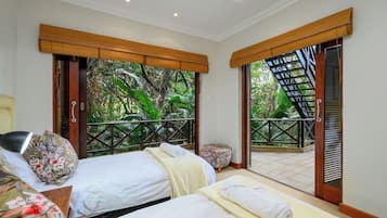5 chambres, coffres-forts dans les chambres, bureau