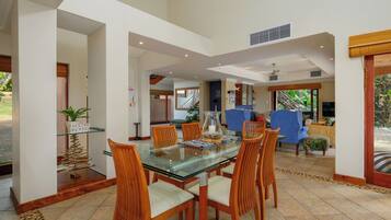 Luxury Villa, 5 Bedrooms | In-room dining