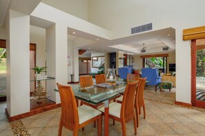 Villa Luxe, 5 chambres | Restauration dans la chambre