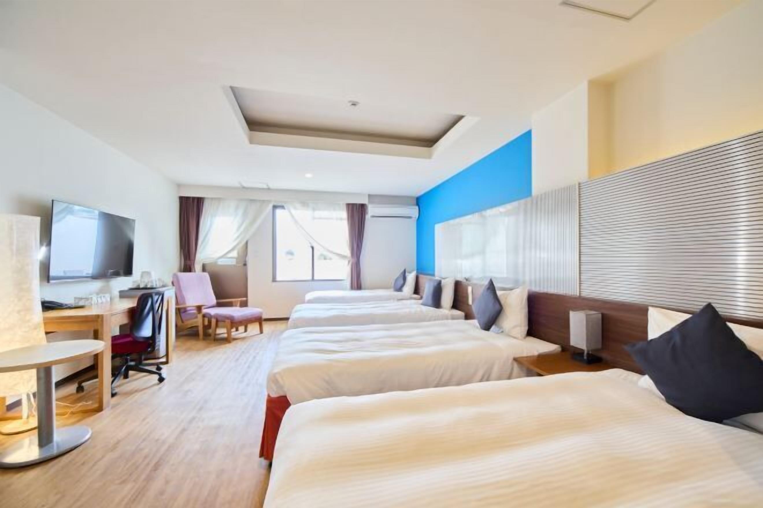 Individuell dekoriert, Schreibtisch, laptopgeeigneter Arbeitsplatz