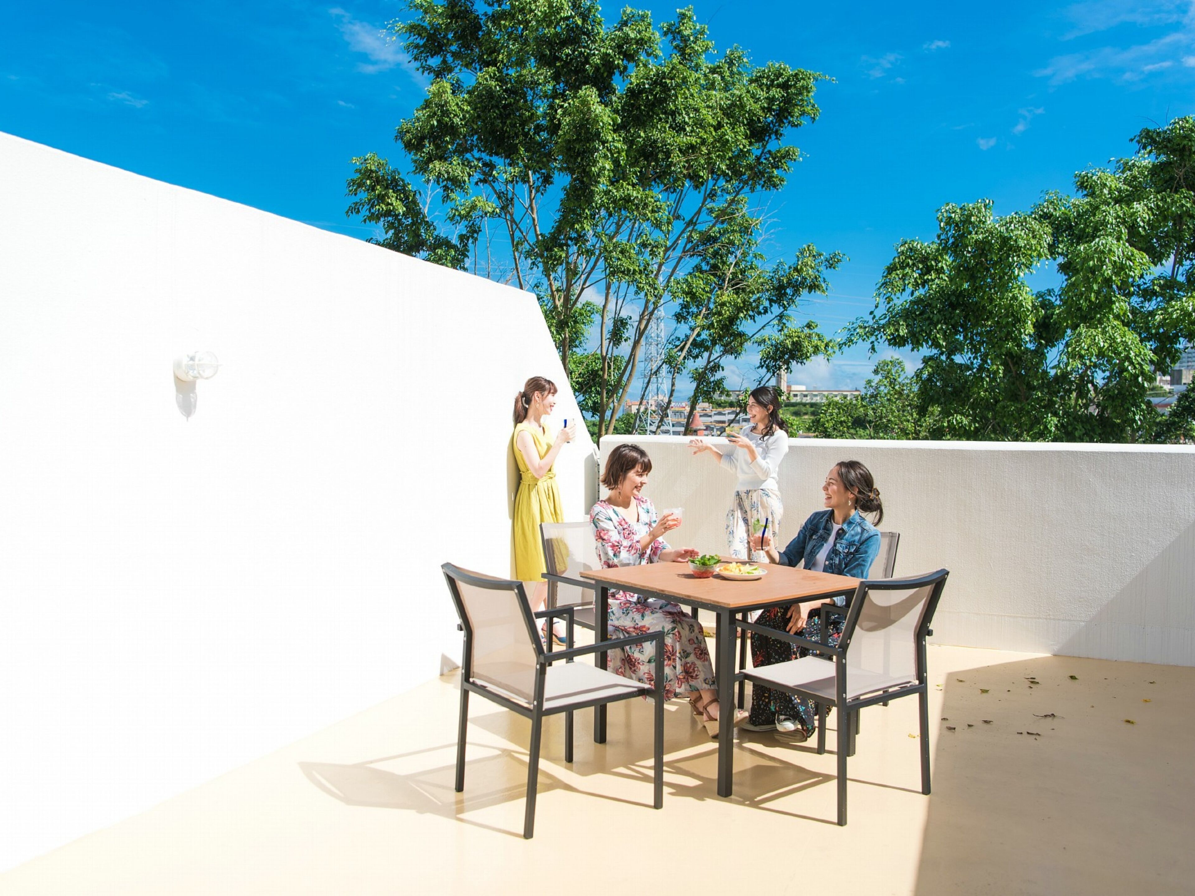 family room, non smoking | balcony view