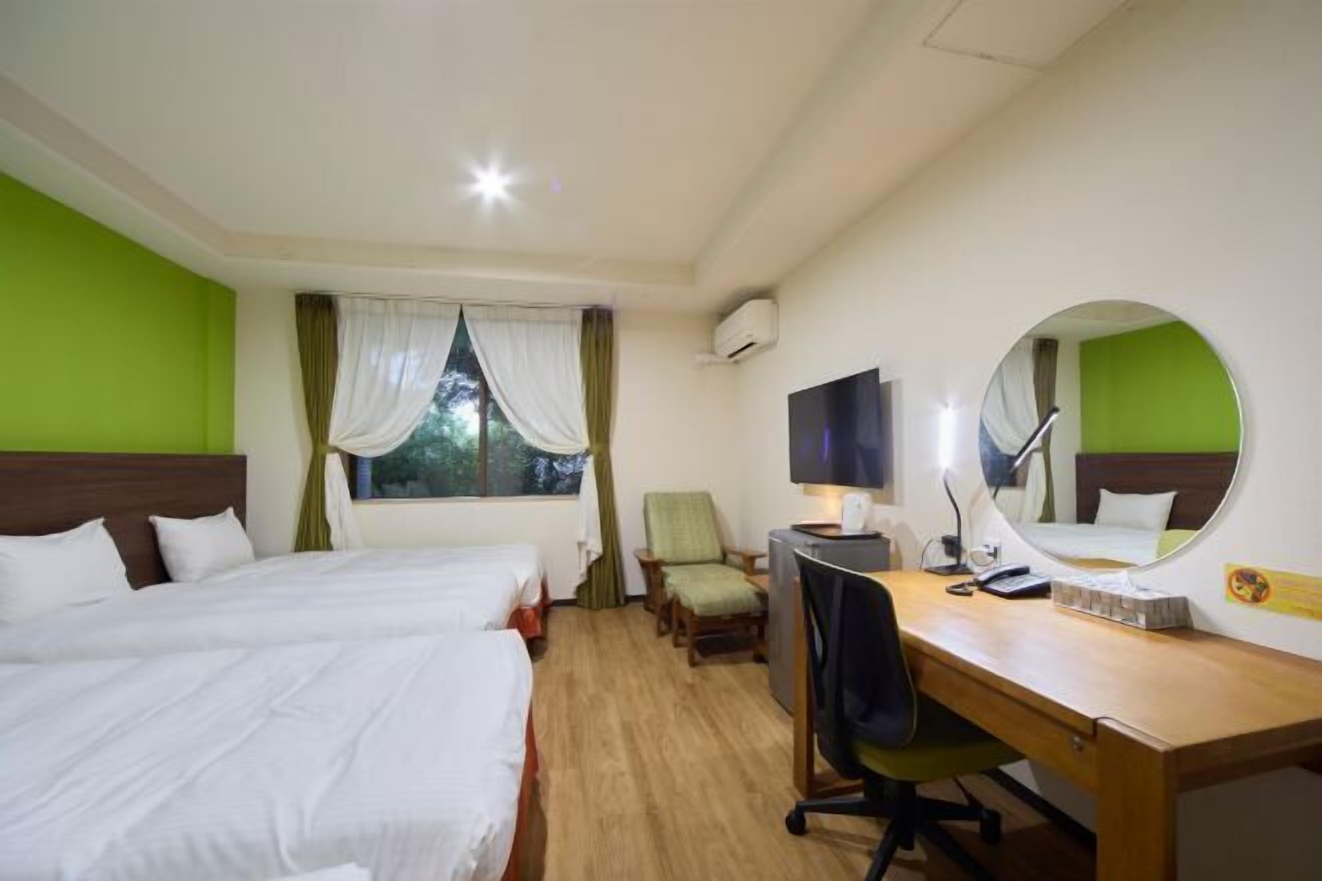 Individuell dekoriert, Schreibtisch, laptopgeeigneter Arbeitsplatz