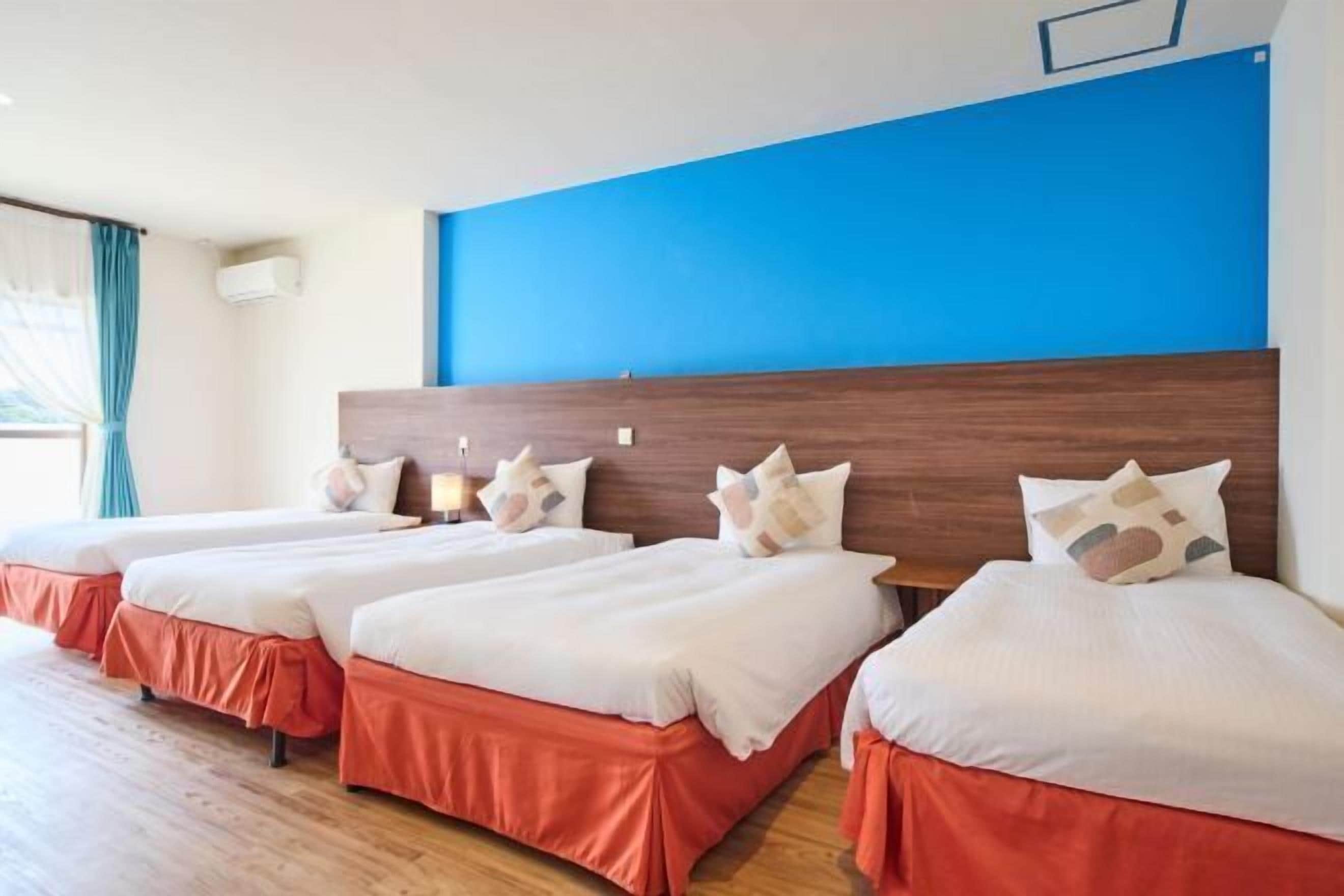 Individuell dekoriert, Schreibtisch, laptopgeeigneter Arbeitsplatz