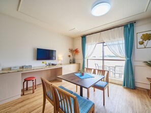 Habitación familiar, para no fumadores | Decoración personalizada, escritorio y espacio para trabajar con laptop