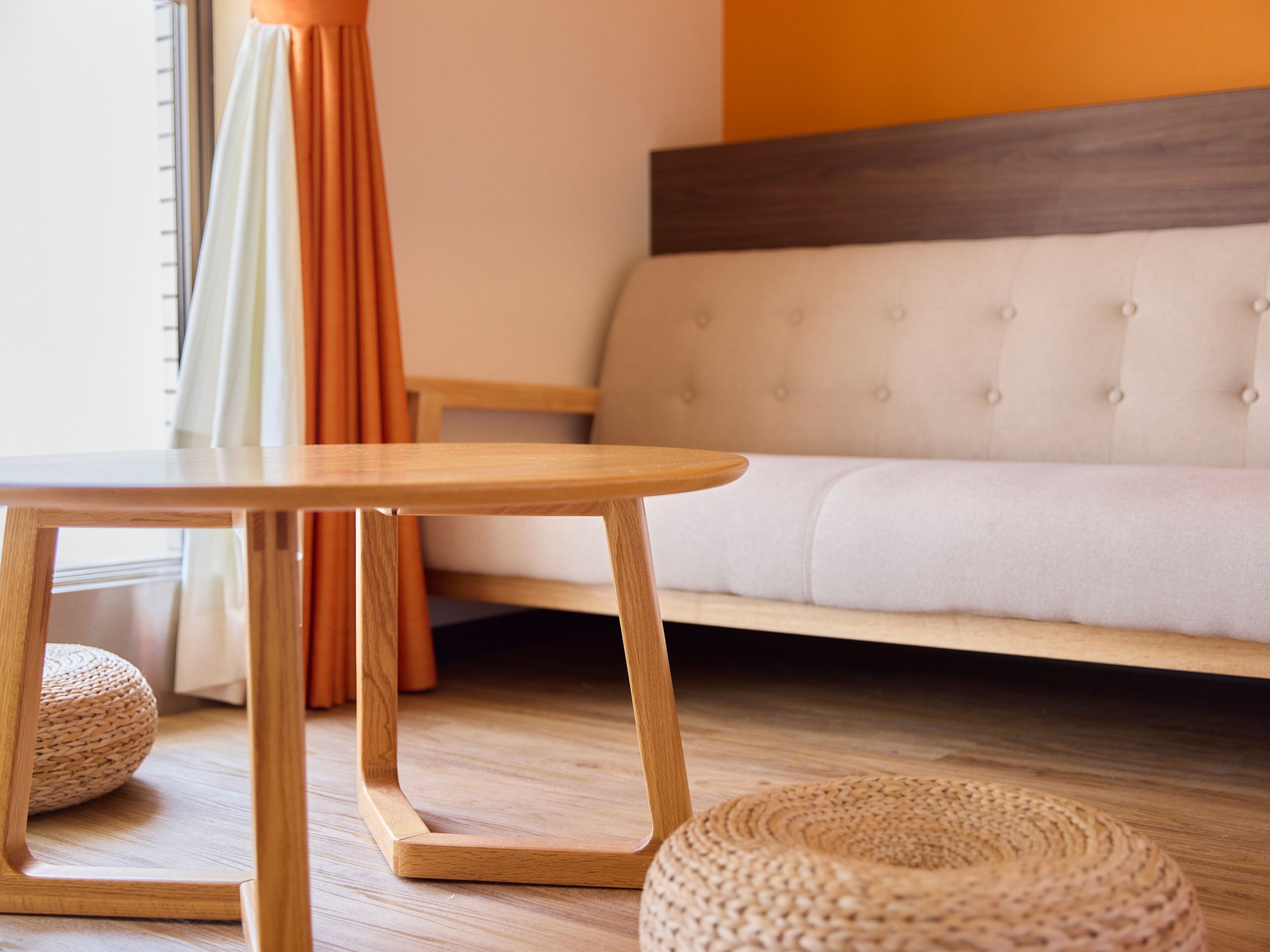 Decoración personalizada, escritorio y espacio para trabajar con laptop 