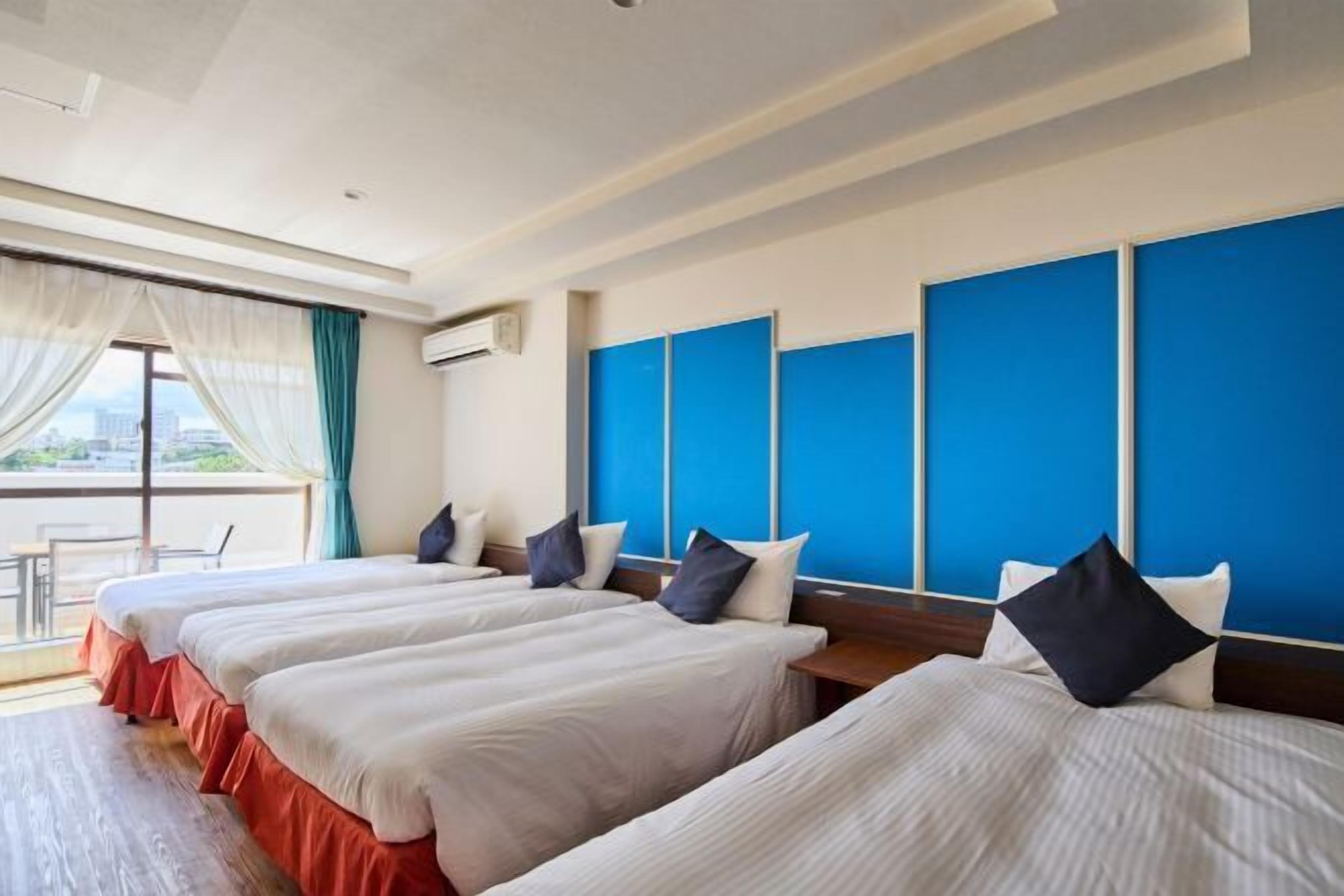 Individuell dekoriert, Schreibtisch, laptopgeeigneter Arbeitsplatz