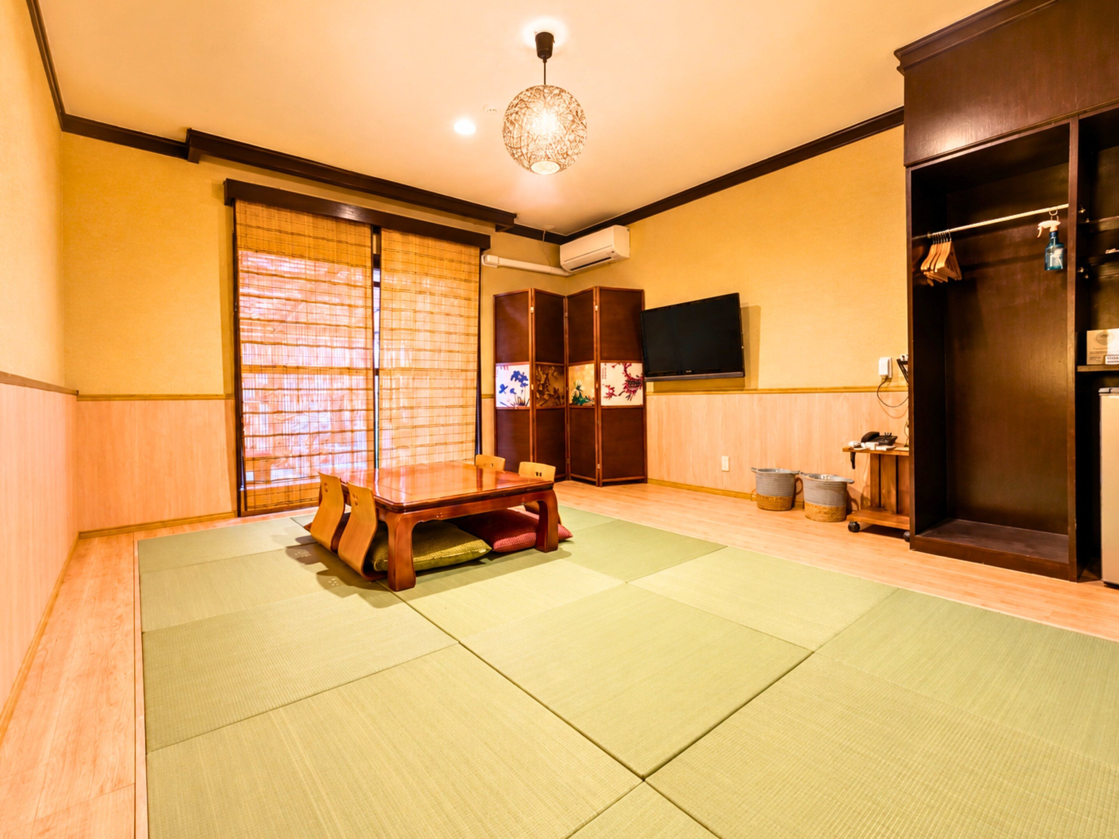 Vierpersoonskamer in Japanse stijl | Individueel gedecoreerd, een bureau, een laptopwerkplek