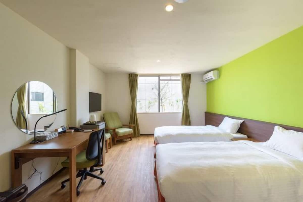 1 bedroom, individually decorated, desk, laptop workspace