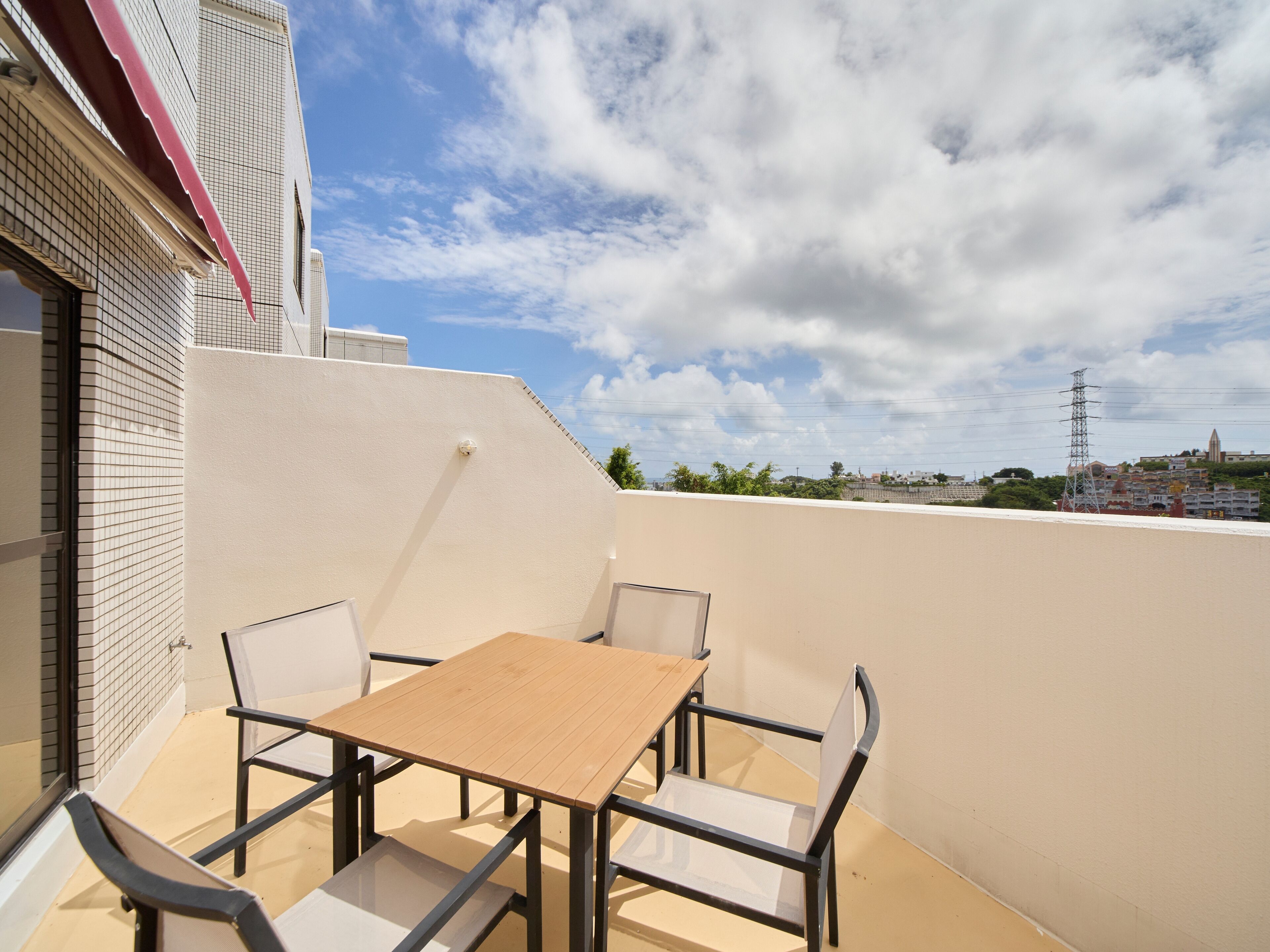 客室ごとに異なる装飾、デスク、ノートパソコン用作業スペース、防音設備