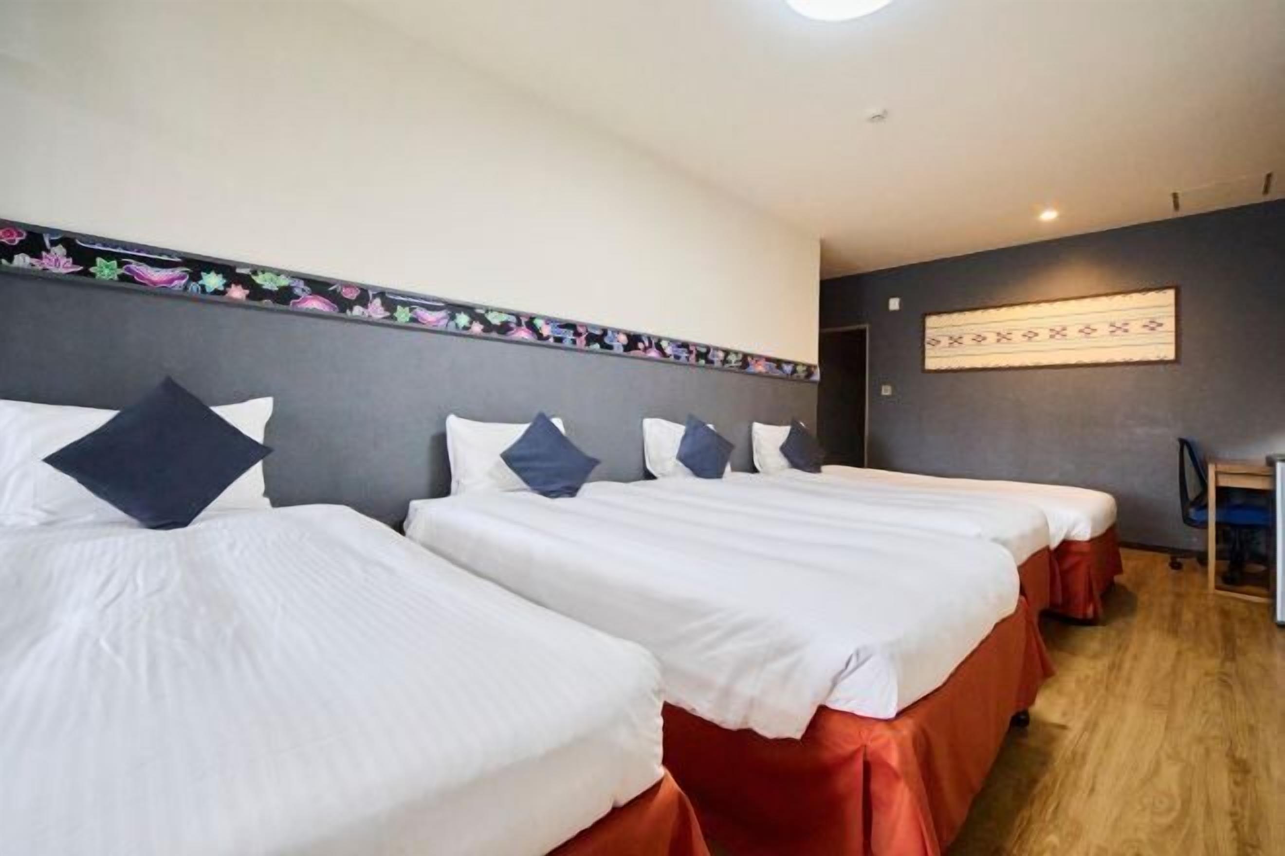 Individuell dekoriert, Schreibtisch, laptopgeeigneter Arbeitsplatz