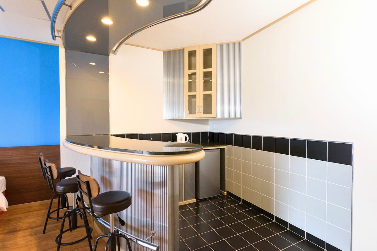 deluxe room, non smoking | individually decorated, desk, laptop workspace, soundproofing